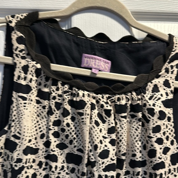 Vivienne Tam Tan and White Printed Sleeveless A-Line Dress 8 - Picture 3 of 8